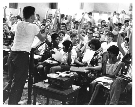 Staughton Lynd speaks with Freedom School teachers in Ohio. Photo: Herbert Randall. | HowardZinn.org