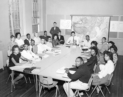 Zinn at Spelman College, 1960 Howard Zinn leading a Seminar on China with Spelman and Morehouse students, circa 1960. Photographer: Unknown. Source: Howard Zinn Revocable Trust.